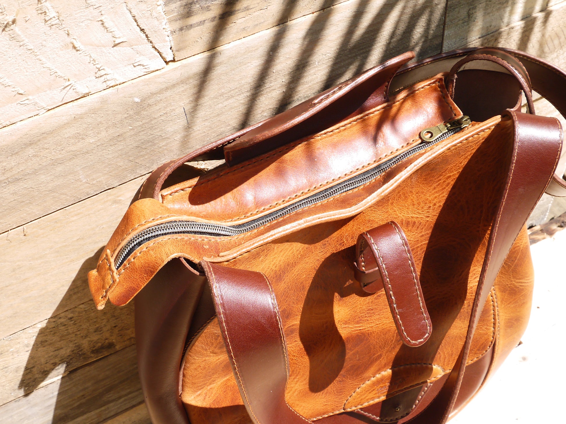 Zipped leather bag